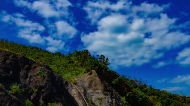 Un timelapse du promontoire derrière le ciel bleu à Amami oshima — Video