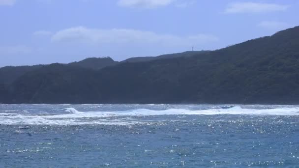 Měkké vlny v modrém oceánu v Amami Kagošima slunný den — Stock video