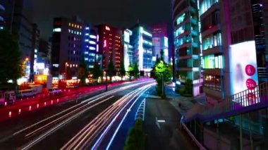 Shinjuku Tokyo geniş atış neon kasabasında sokak bir timelapse