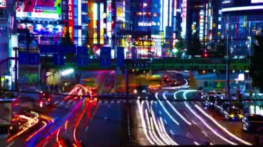 Shinjuku Tokyo geniş atış neon kasabasında sokak bir timelapse