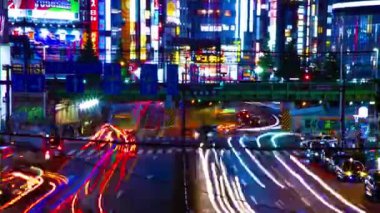 Shinjuku Tokyo geniş atış neon kasabasında sokak bir timelapse