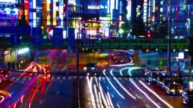 Shinjuku Tokyo geniş atış neon kasabasında sokak bir timelapse