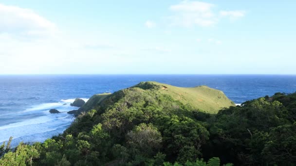 Miyakozaki Promontory in de buurt van de blauwe oceaan in Amami Oshima Kagoshima — Stockvideo