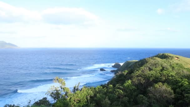 Miyakozaki Promontory in de buurt van de blauwe oceaan in Amami Oshima Kagoshima — Stockvideo