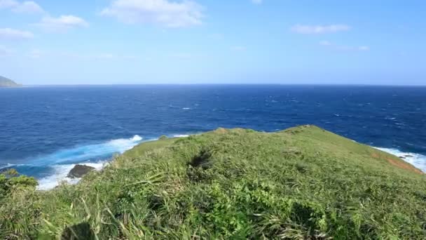 Miyakozaki Ακρωτήρι κοντά στον γαλάζιο ωκεανό στην Αμάμι Οσίμα Καγκοσίμα — Αρχείο Βίντεο