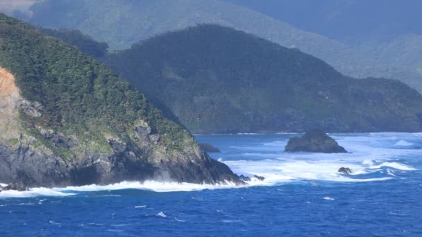 Miyakozaki Ακρωτήρι κοντά στον γαλάζιο ωκεανό στην Αμάμι Οσίμα Καγκοσίμα — Αρχείο Βίντεο