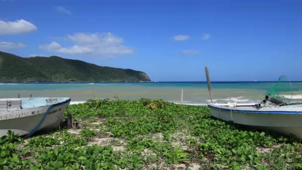 Praia de Kuninao perto do barco em Kuninao em Amami oshima Kagoshima — Vídeo de Stock