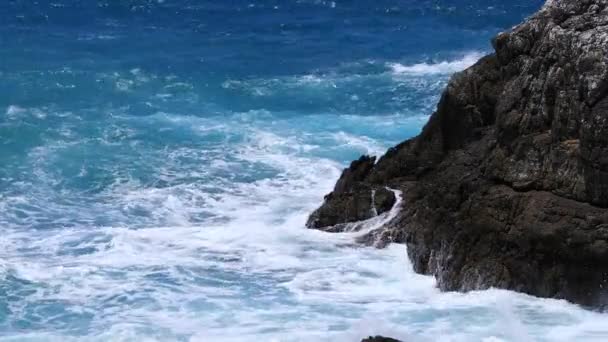 Acantilado Tokuhama cerca del océano azul en Amami oshima Kagoshima tiro ancho — Vídeos de Stock