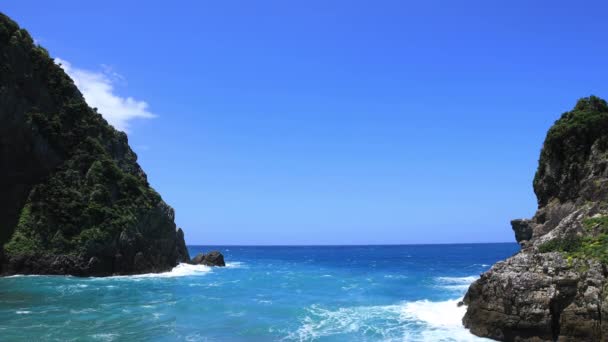 Tokuhama Cliff in de buurt van de blauwe oceaan in Amami Oshima Kagoshima Wide shot — Stockvideo