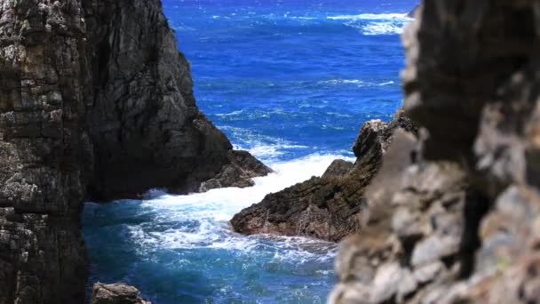 Acantilado Tokuhama cerca del océano azul en Amami oshima Kagoshima tiro ancho — Vídeos de Stock