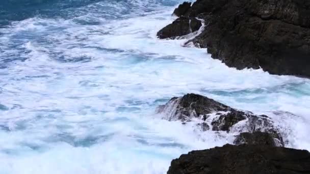 东岛悬崖附近的蓝色海洋在鹿儿岛岛宽拍摄 — 图库视频影像
