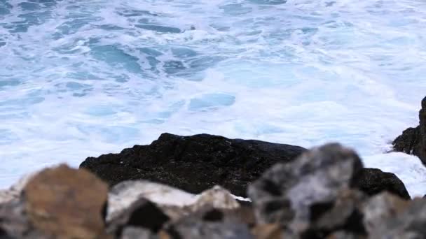 Acantilado Tokuhama cerca del océano azul en Amami oshima Kagoshima tiro ancho — Vídeos de Stock