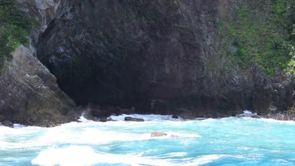 Acantilado Tokuhama cerca del océano azul en Amami oshima Kagoshima tiro ancho — Vídeos de Stock