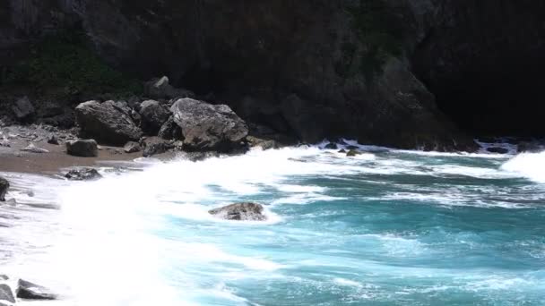 Scogliera Tokuhama vicino all'oceano blu in Amami oshima Kagoshima colpo largo — Video Stock