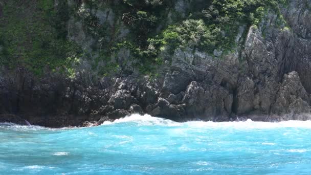 Acantilado Tokuhama cerca del océano azul en Amami oshima Kagoshima tiro ancho — Vídeo de stock