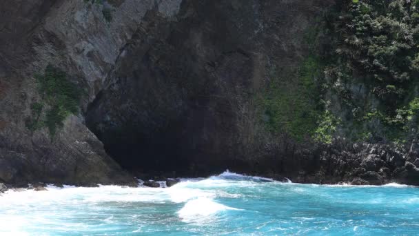 Cliff Tokuhama perto do oceano azul em Amami oshima Kagoshima tiro largo — Vídeo de Stock
