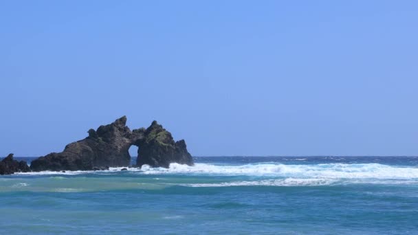 Acantilado rocoso de Turusu en el océano azul en Amami oshima Kagoshima — Vídeos de Stock