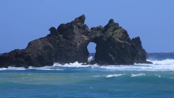 鹿儿岛蓝海中的图鲁苏岩崖 — 图库视频影像