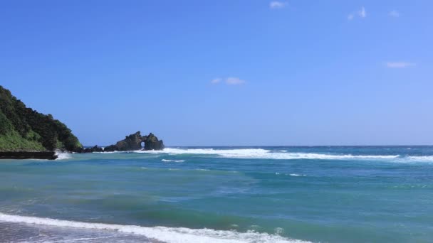 아마미 오시마 가고시마의 푸른 바다의 투루스 바위 절벽 — 비디오