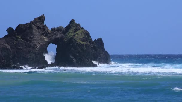Turusu penhasco de rocha no oceano azul em Amami oshima Kagoshima — Vídeo de Stock
