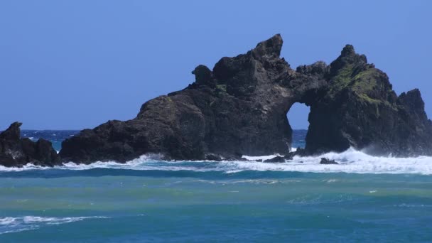 Turusu penhasco de rocha no oceano azul em Amami oshima Kagoshima — Vídeo de Stock