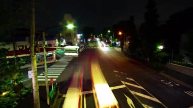 Tokyo'da Oume caddesinde şehir caddesinin bir timelapse uzun pozlama geniş çekim