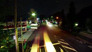 Tokyo'da Oume caddesinde şehir caddesinin bir timelapse uzun pozlama geniş çekim