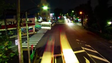 Tokyo'da Oume caddesinde şehir caddesinin bir timelapse uzun pozlama geniş çekim