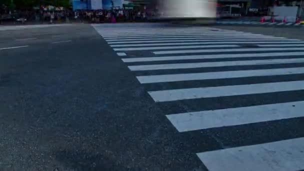 En Timelapse människor vid korsningen i Shibuya Tokyo dagtid wide shot — Stockvideo