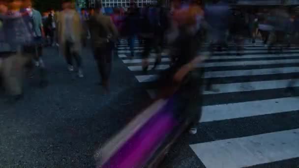 Střevíce lidí na kříži v Shibuya Tokio ve dne v širokém záběru — Stock video