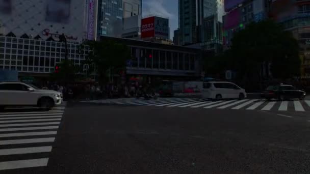 Shibuya Tokyo gündüz geniş çekim geçişte insanların bir timelapse — Stok video