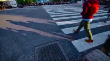 Shibuya Tokyo gündüz geniş çekim geçişte insanların bir timelapse