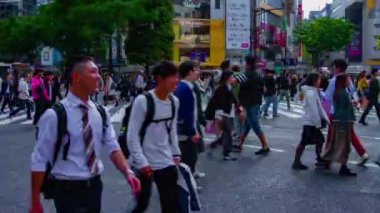 Shibuya Tokyo gündüz geniş çekim geçişte insanların bir timelapse