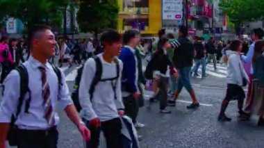 Shibuya Tokyo gündüz geniş çekim geçişte insanların bir timelapse