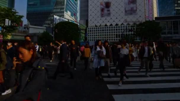 En Timelapse människor vid korsningen i Shibuya Tokyo dagtid wide shot — Stockvideo