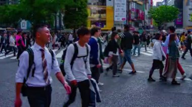 Shibuya Tokyo gündüz geniş çekim geçişte insanların bir timelapse
