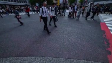 Shibuya Tokyo gündüz geniş çekim geçişte insanların bir timelapse