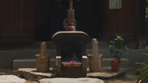 Räucherstäbchen im traditionellen Tempel in Tokio am Tag — Stockvideo