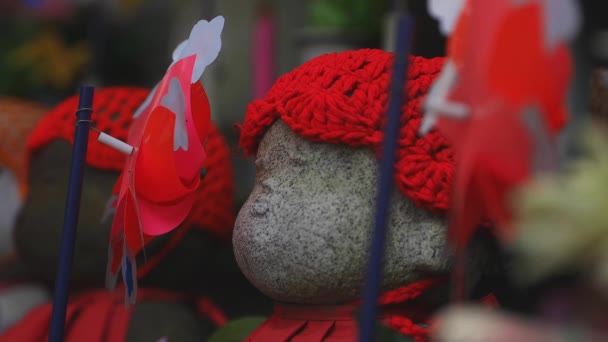 Охранник статуи в красной шляпе днем в Токио — стоковое видео