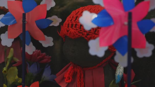 Статуя опікун носіння Red Hat в Токіо денний — стокове відео