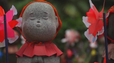 Tokyo'da gündüz kırmızı şapka giyen heykel koruyucusu