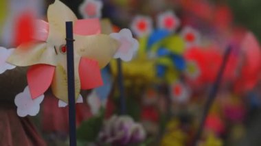 Tokyo'da gündüz kırmızı şapka giyen heykel koruyucusu