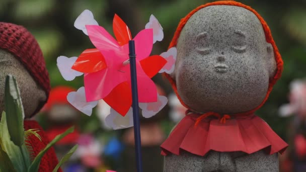 Estátua guardiã usando chapéu vermelho em Tóquio durante o dia — Vídeo de Stock