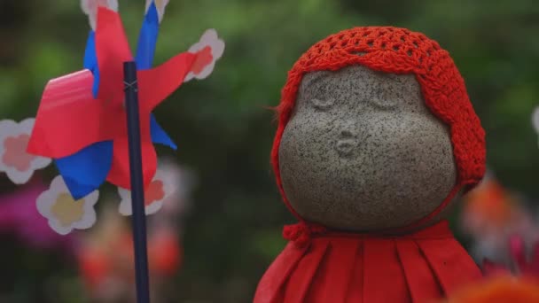 Statuenwächter mit rotem Hut in Tokio tagsüber — Stockvideo