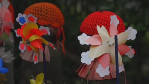 Statue guardian wearing red hat in Tokyo daytime — Stock Video