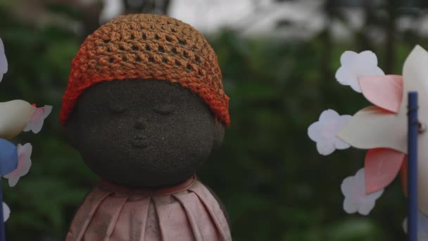 Estátua guardiã usando chapéu vermelho em Tóquio durante o dia — Vídeo de Stock