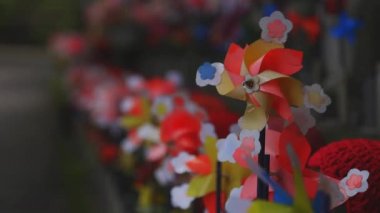 Tokyo'da gündüz kırmızı şapka giyen heykel koruyucusu