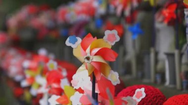 Tokyo'da gündüz kırmızı şapka giyen heykel koruyucusu