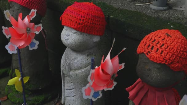 Estátua guardiã usando chapéu vermelho em Tóquio durante o dia — Vídeo de Stock