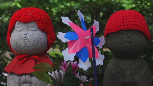 Tokyo'da gündüz kırmızı şapka giyen heykel koruyucusu — Stok video